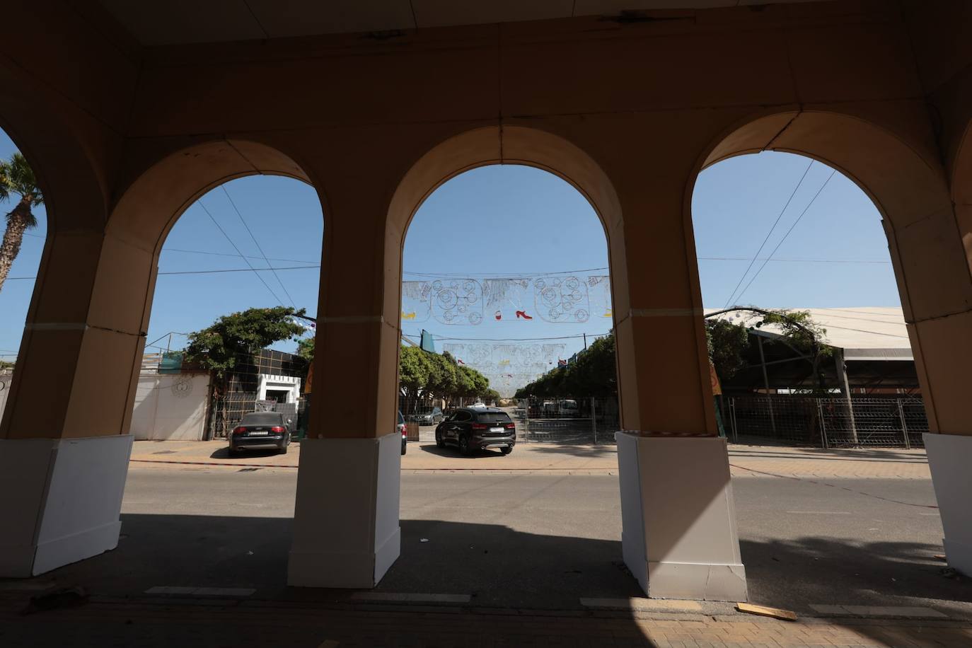 Preparativos en las casetas y las calles del recinto ferial Cortijo de Torres de Málaga 