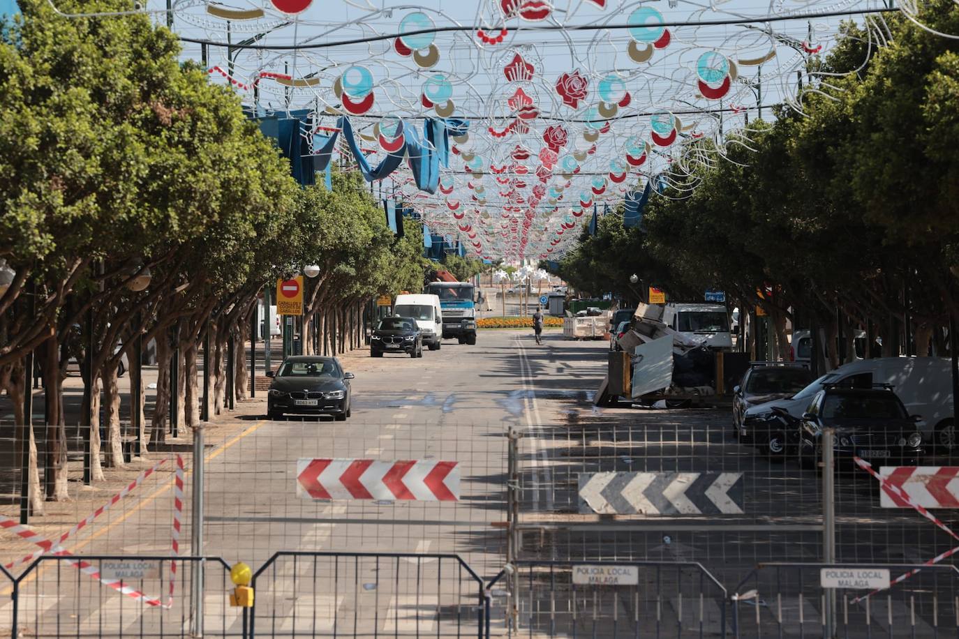 Preparativos en las casetas y las calles del recinto ferial Cortijo de Torres de Málaga 