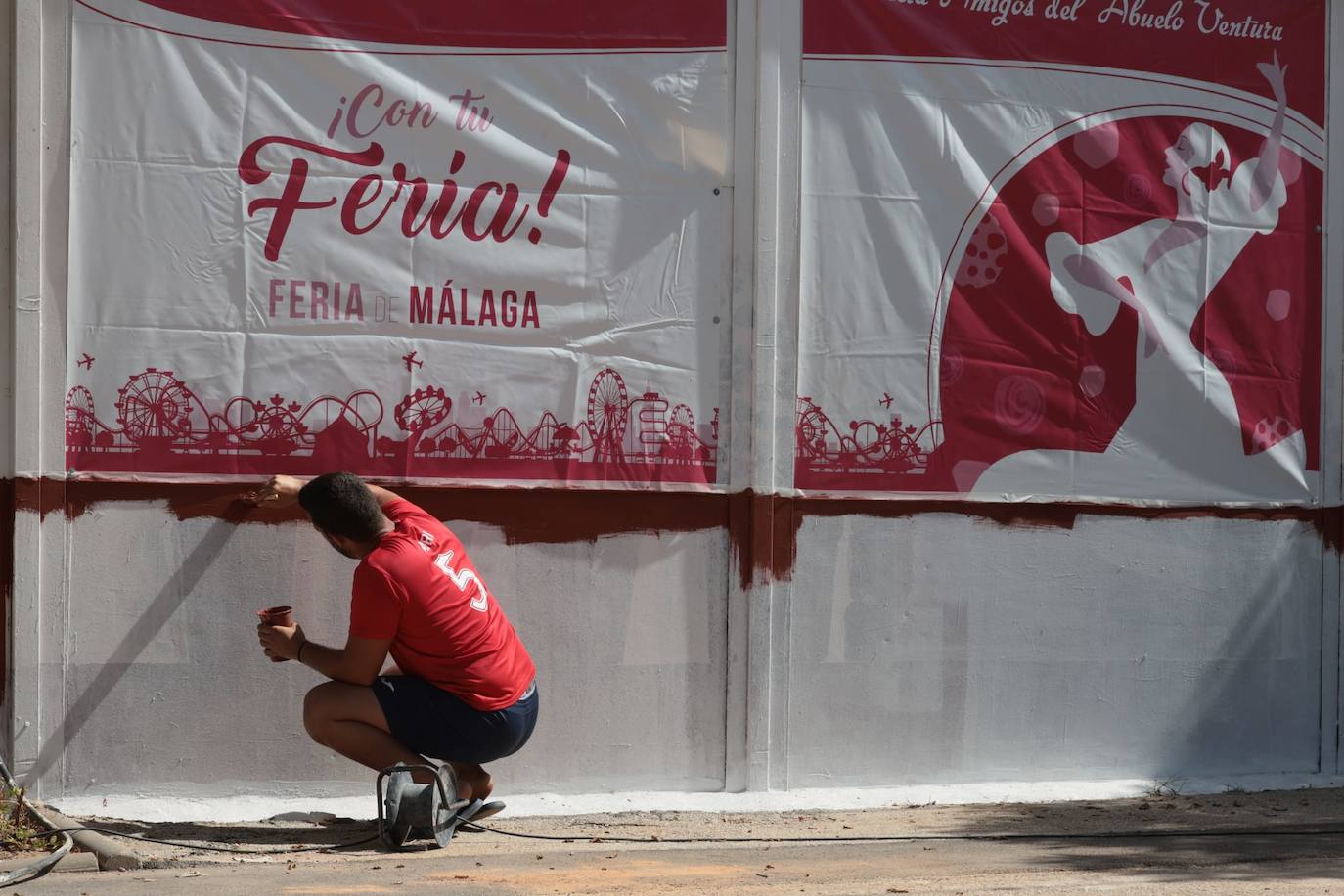 Preparativos en las casetas y las calles del recinto ferial Cortijo de Torres de Málaga 