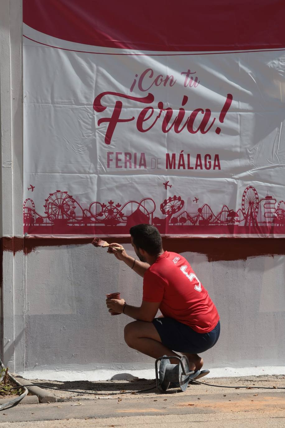Preparativos en las casetas y las calles del recinto ferial Cortijo de Torres de Málaga 