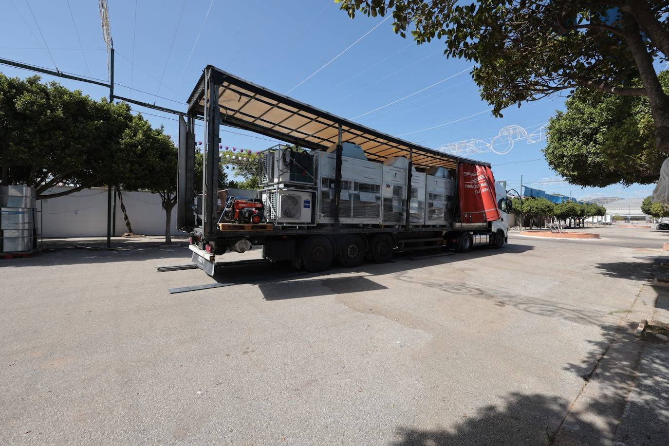 Preparativos en las casetas y las calles del recinto ferial Cortijo de Torres de Málaga 