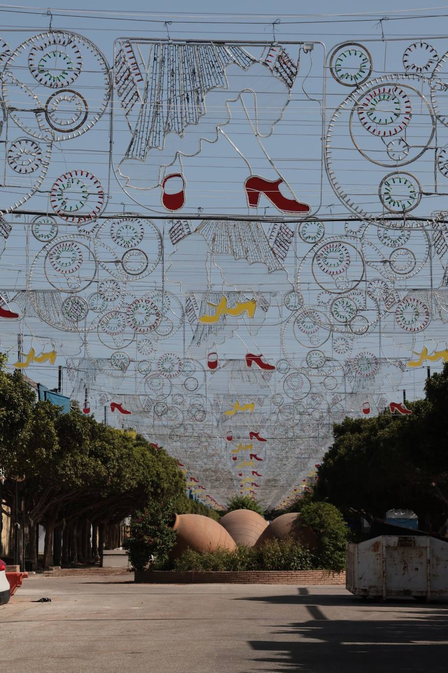 Preparativos en las casetas y las calles del recinto ferial Cortijo de Torres de Málaga 