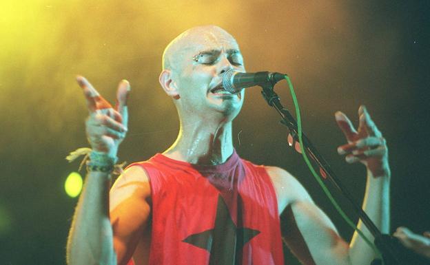 Imagen principal - En la primera foto, Celtas Cortos, en el 2000. En la segunda, Ariel Rot (2001) y Miguel Bosé en el Auditorio Municipal (2002)