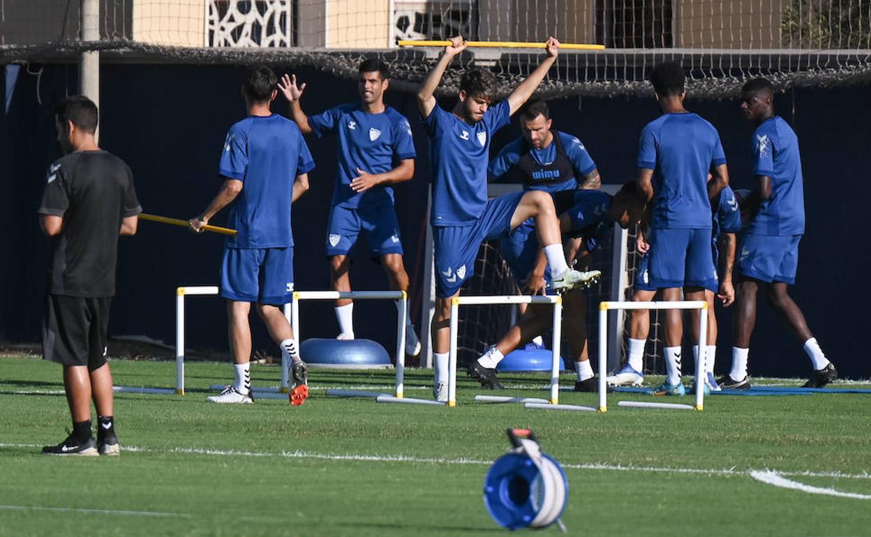 Los jugadores del Málaga, ayer en el entrenamiento de nuevo en el campo de la Federación. 