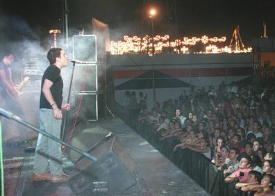 Imagen secundaria 1 - Arriba, Enrique Bunbury en solitario en la Feria en 1998, diez años antes actuó con Héros del Silencio; en las otras dos fotos, Los Piratas y Los Planetas (1999)