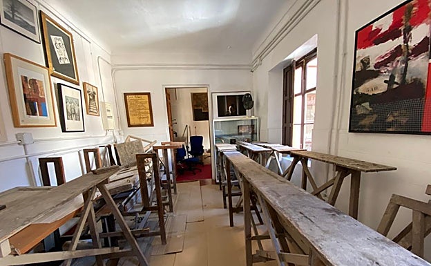 Las mesas donde se colocaban los caballetes para pintar en línea de la época, y en la que lo hacían de pie.