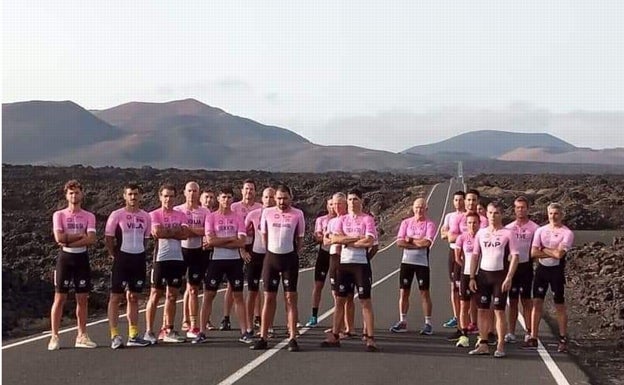 Deportistas, en el último Iron Man de Lanzarote, con camisetas a favor de los enfermos de ELA. 