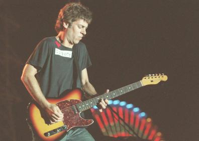 Imagen secundaria 1 - En la primera foto, Celtas Cortos, en el 2000. En la segunda, Ariel Rot (2001) y Miguel Bosé en el Auditorio Municipal (2002)