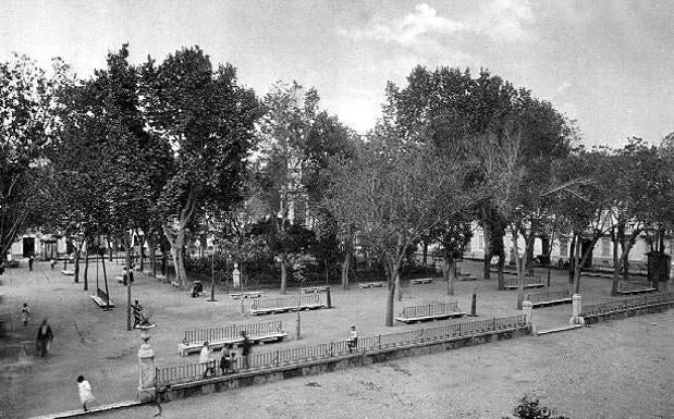 Plaza de la Merced en 1896, vista desde las Casas de Campos. 