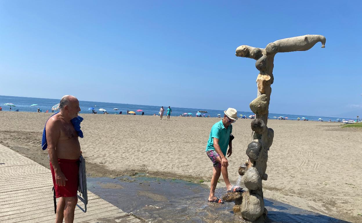 Bañistas en La Cala del Moral, donde sólo están operativos los lavapiés. 