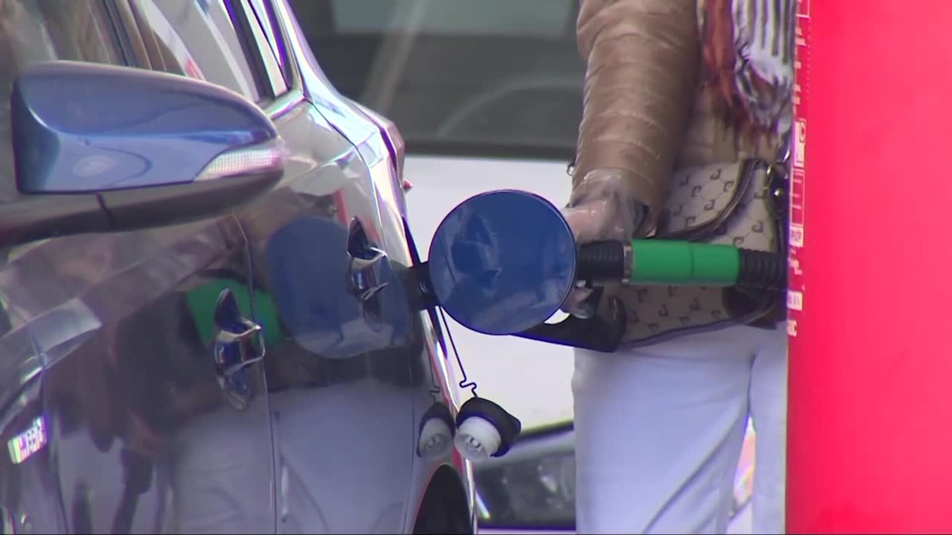 El precio de los carburantes suma seis semanas de caídas y se abarata hasta un 11% desde junio