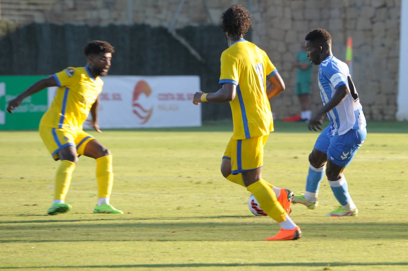 El Málaga acusó el calor y la ausencia de cambios ante el equipo árabe 