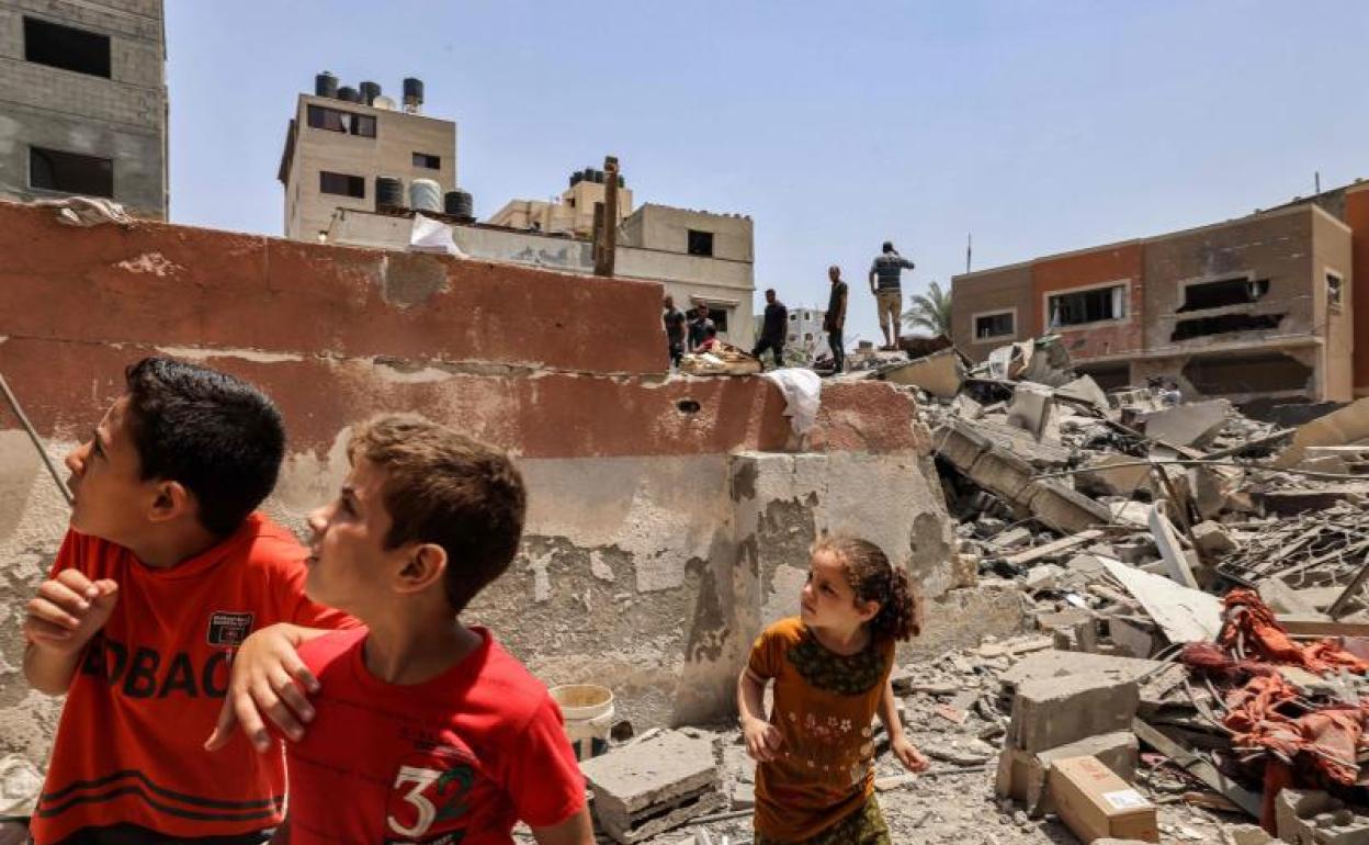 Niños reaccionan después de un ataque aéreo israelí en Khan Yunis, en el sur de la Franja de Gaza. 