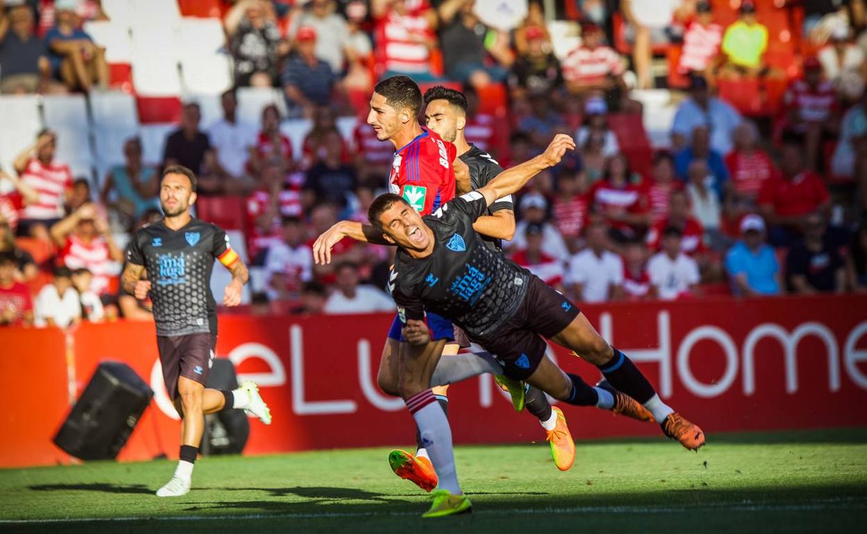 Bustinza cae en una acción del partido en el Nuevo Los Cármenes. 