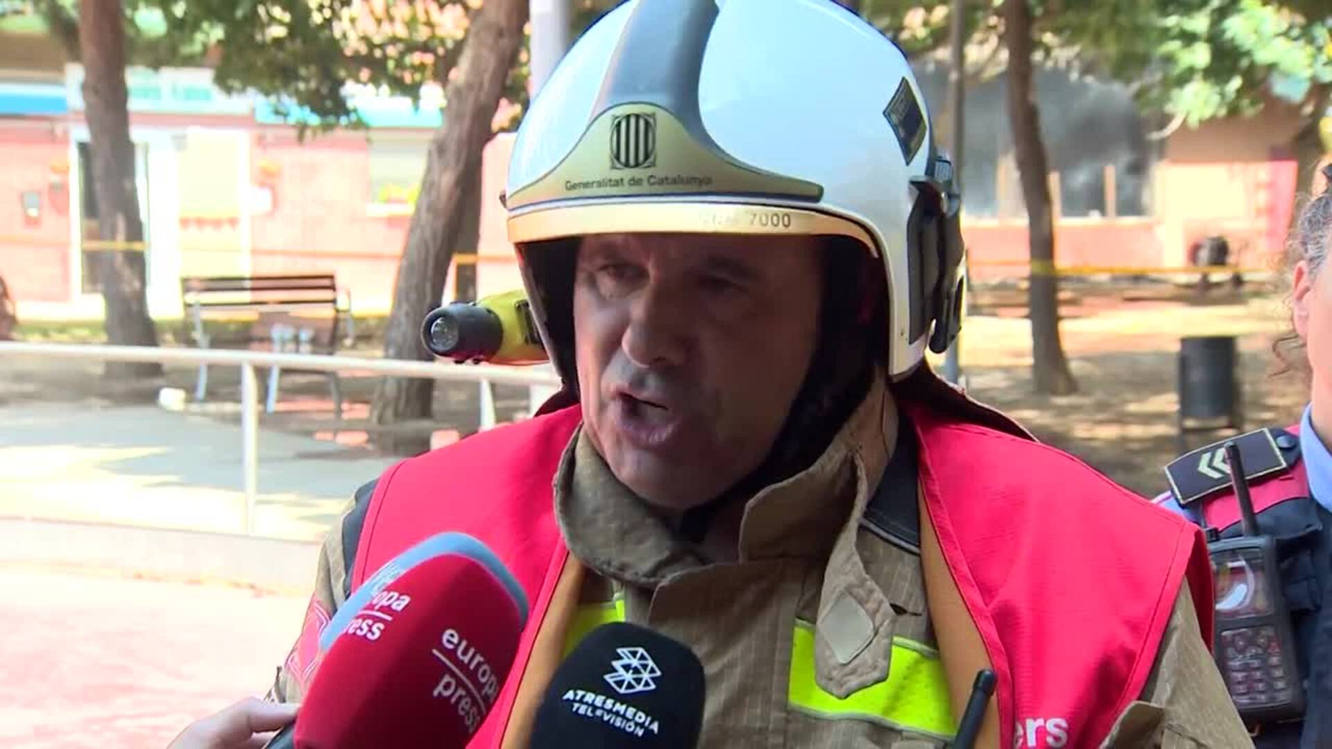 Más de 50 atendidos por el incendio de un edificio en Sant Adrià del Besòs (Barcelona)