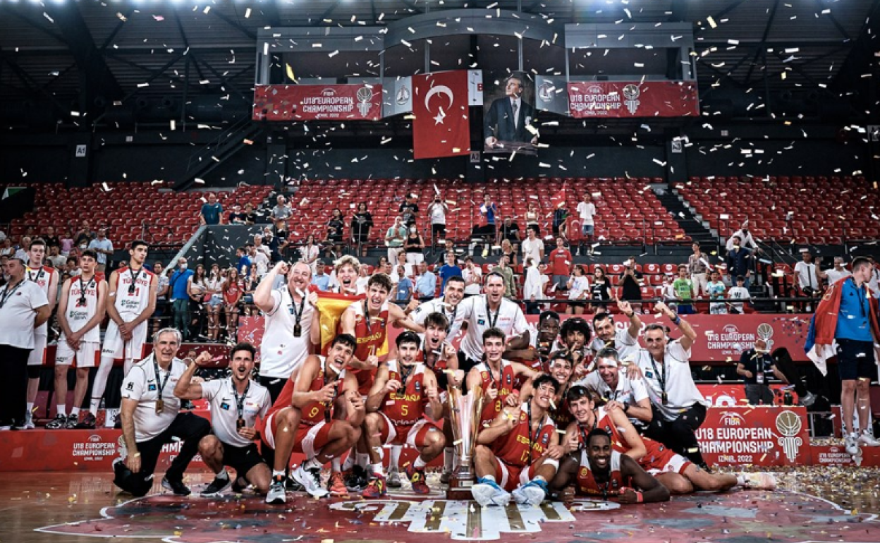 Técnicos y jugadores de la sub-18 celebran un nuevo éxito del baloncesto de cantera español. 