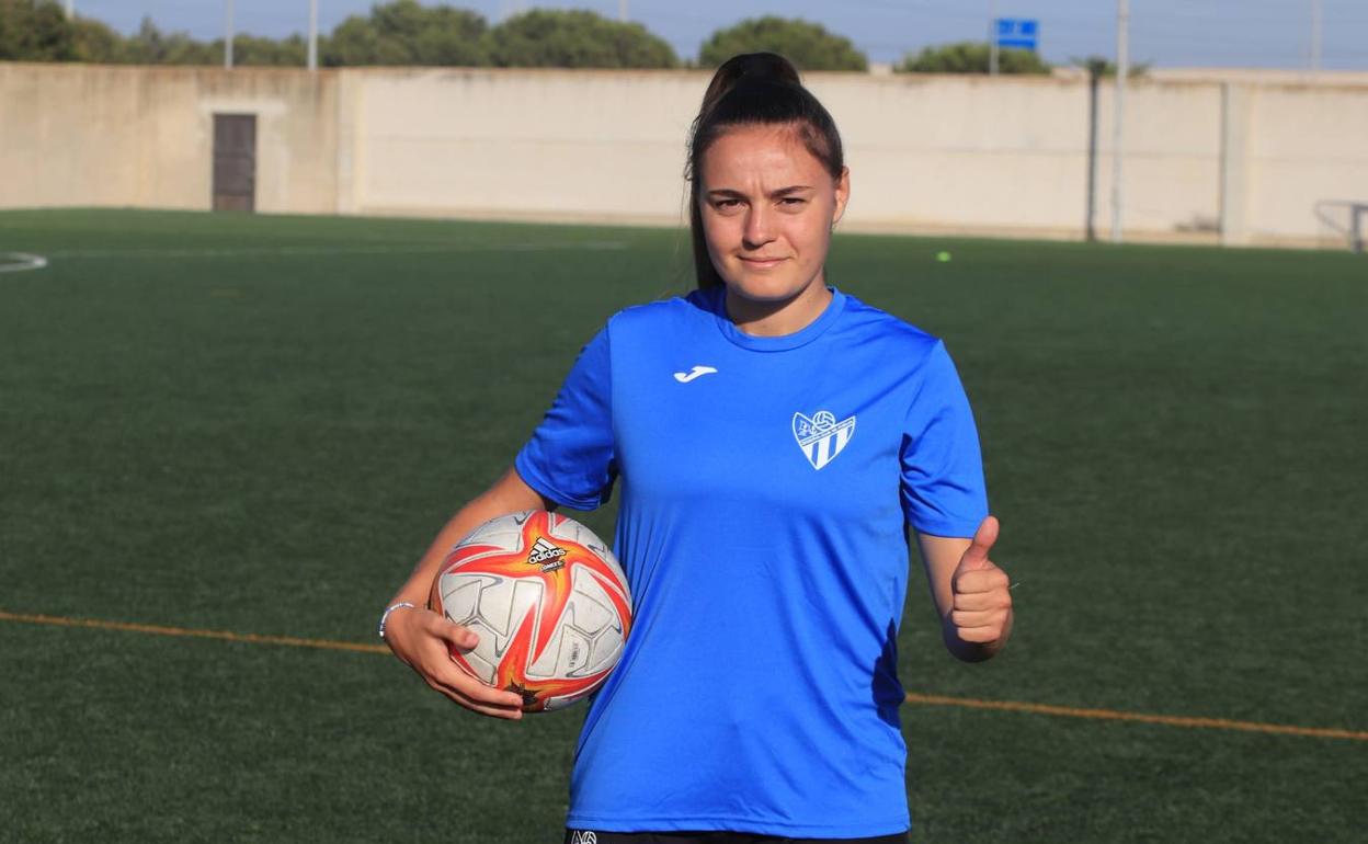 María Ruiz posa para la entrevista con SUR tras el primer entrenamiento con su nuevo equipo. 