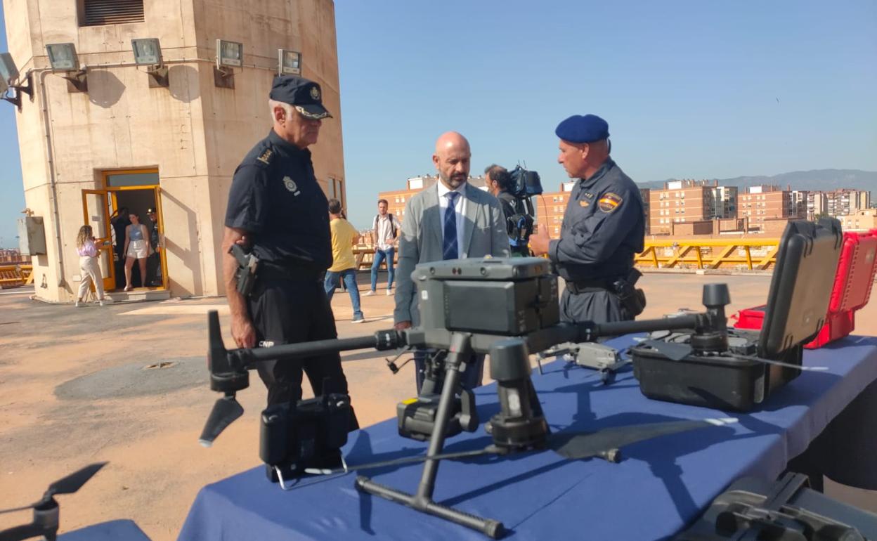 El subdelegado del Gobierno, Javier Salas, con dos agentes de la Policía Naciona, junto al dron que vigilará la Feria. 