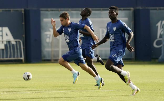 Febas esprinta junto a Moussa y Fomba en el entrenamiento del Málaga en el Anexo de La Rosaleda este martes.