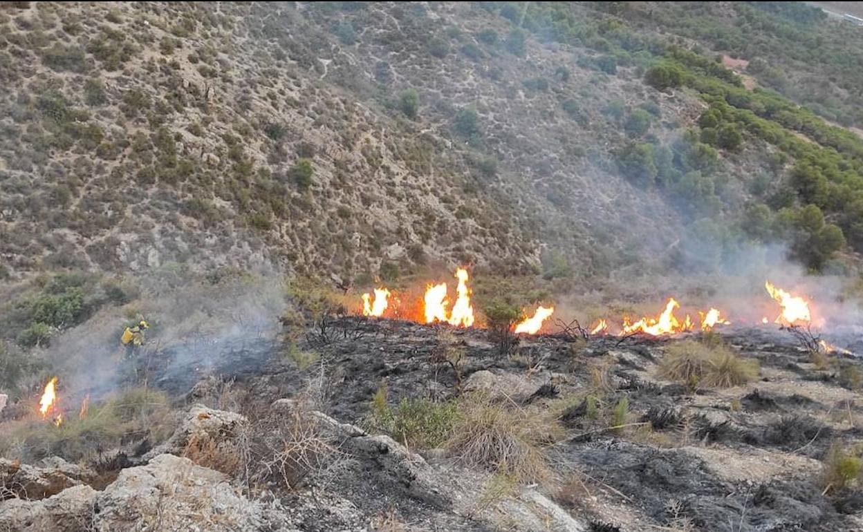 Extinguido el incendio forestal declarado este martes en Los Asperones en Málaga