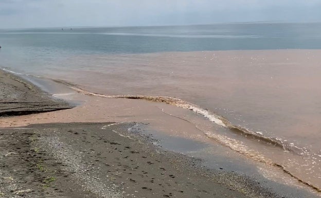 Imagen principal - Tres imágenes del vertido de aguas sucias a la playa situada frente al Castillo del Marqués en Valle-Niza. 