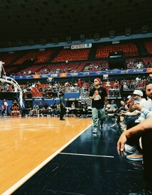 Imagen secundaria 2 - Saox, junto al Billboard que ganó con Tory Lanez; Álvaro Jerez, en una pose característica, y en un partido de baloncesto.