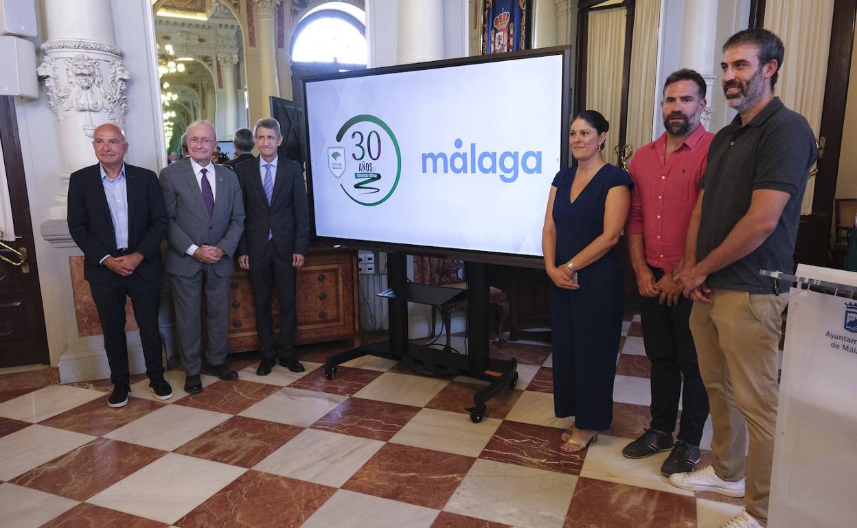 Antonio López Nieto, Francisco de la Torre, José Manuel Domínguez, Noelia Losada, Carlos Cabezas y Berni Rodríguez, durante la presentación en el Ayuntamiento. 