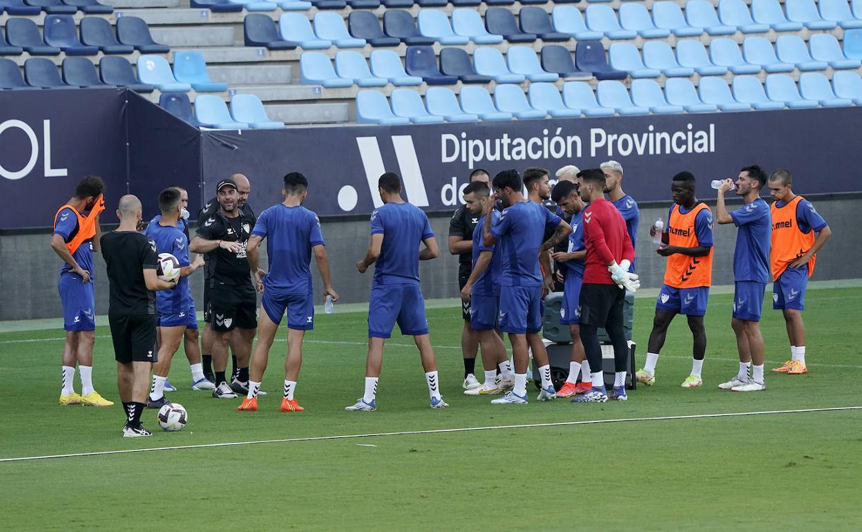 Un amplio grupo de jugadores atienden a las indicaciones de Guede, este jueves en La Rosaleda.