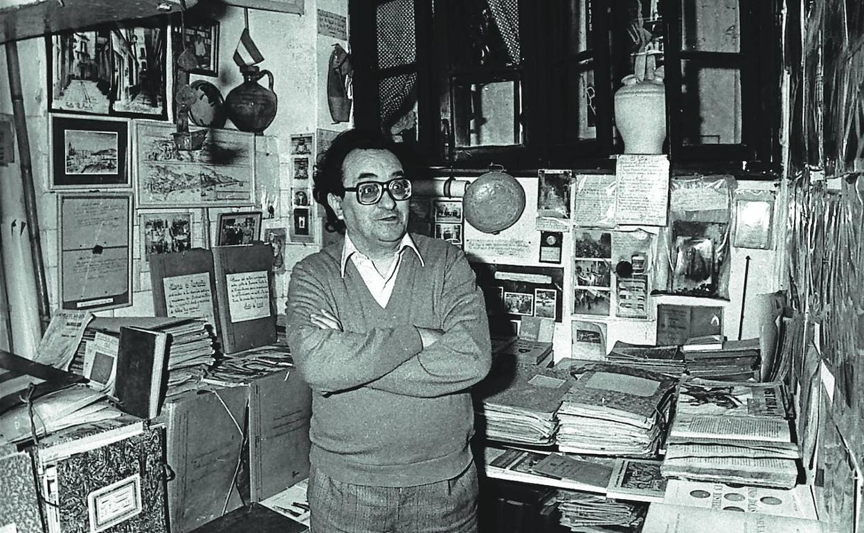 Pepe Negrete en el interior de su tienda museo 