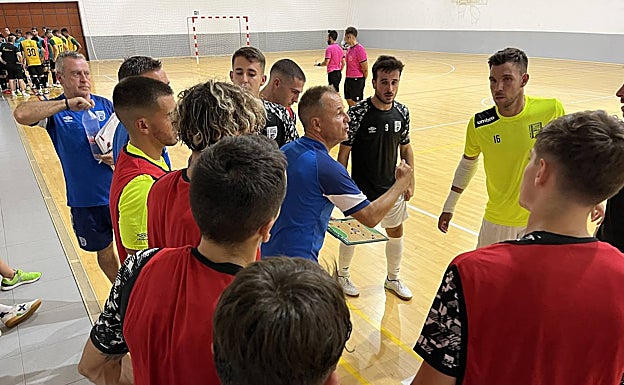 Tete se dirige a sus jugadores en un tiempo muerto en el partido. 