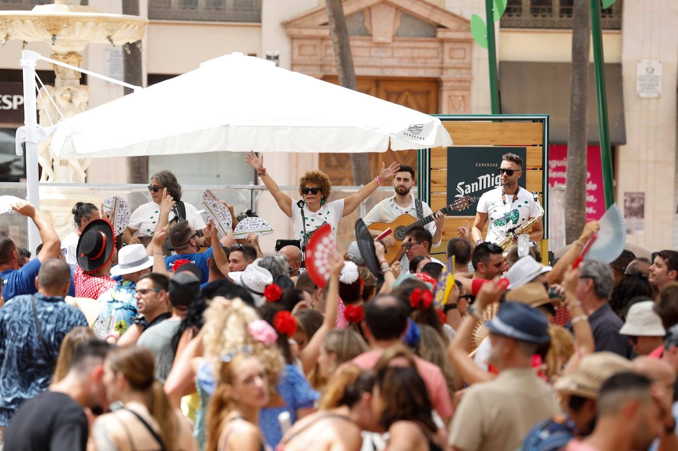 Domingo pletórico de fiesta en la feria del Centro de Málaga