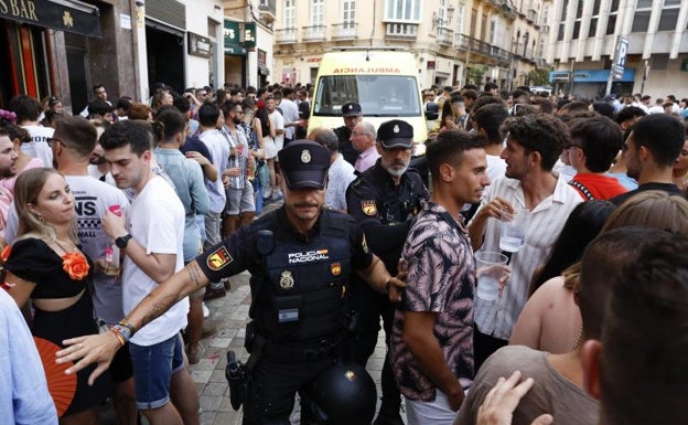 Imagen principal - Durante la tarde, los efectivos tuvieron que ayudar a las ambulancias apartando a personas a su paso para que pudieran acudir a las emergencias; también realizaron controles de vehículos y rondas por los puntos de mayor afluencia para prevenir la posible comisión de delitos. 