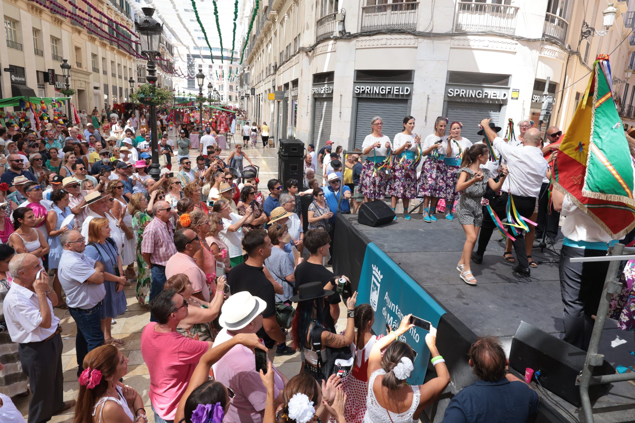 El lunes festivo vuelve a llenar la Feria de Málaga, donde sigue habiendo ganas de desquitarse del parón impuesto por la pandemia años atrás. 