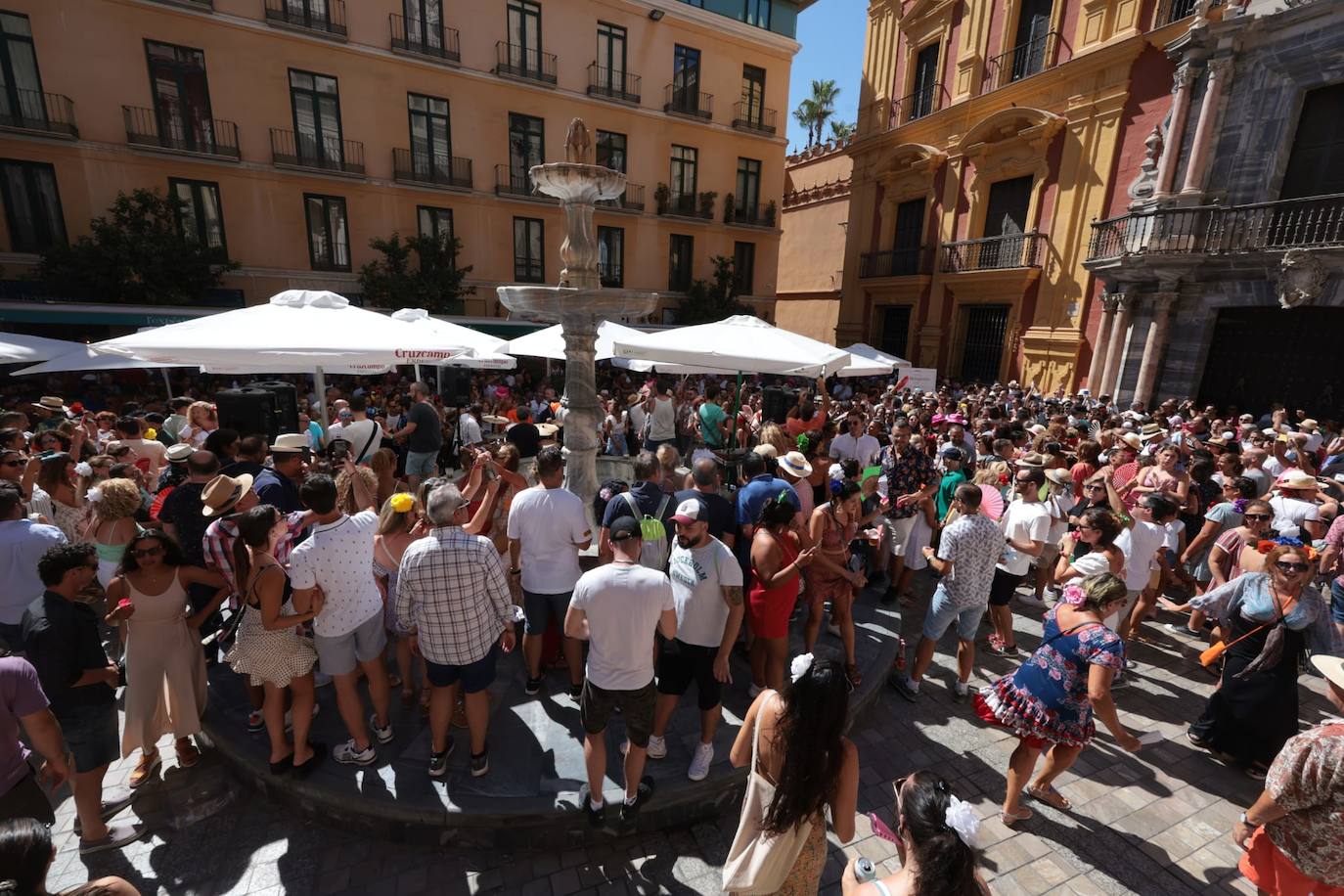 El lunes festivo vuelve a llenar la Feria de Málaga, donde sigue habiendo ganas de desquitarse del parón impuesto por la pandemia años atrás. 