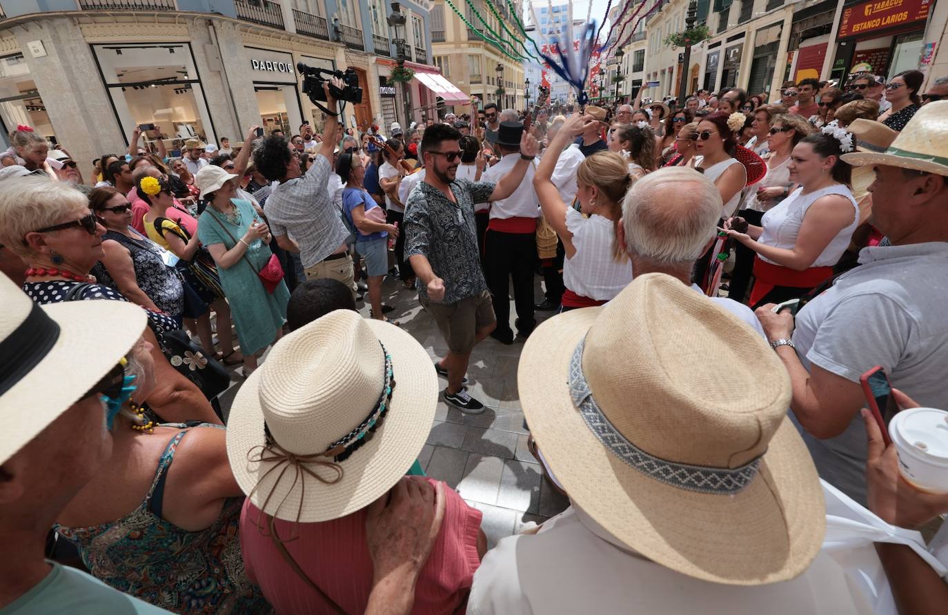 El lunes festivo vuelve a llenar la Feria de Málaga, donde sigue habiendo ganas de desquitarse del parón impuesto por la pandemia años atrás. 