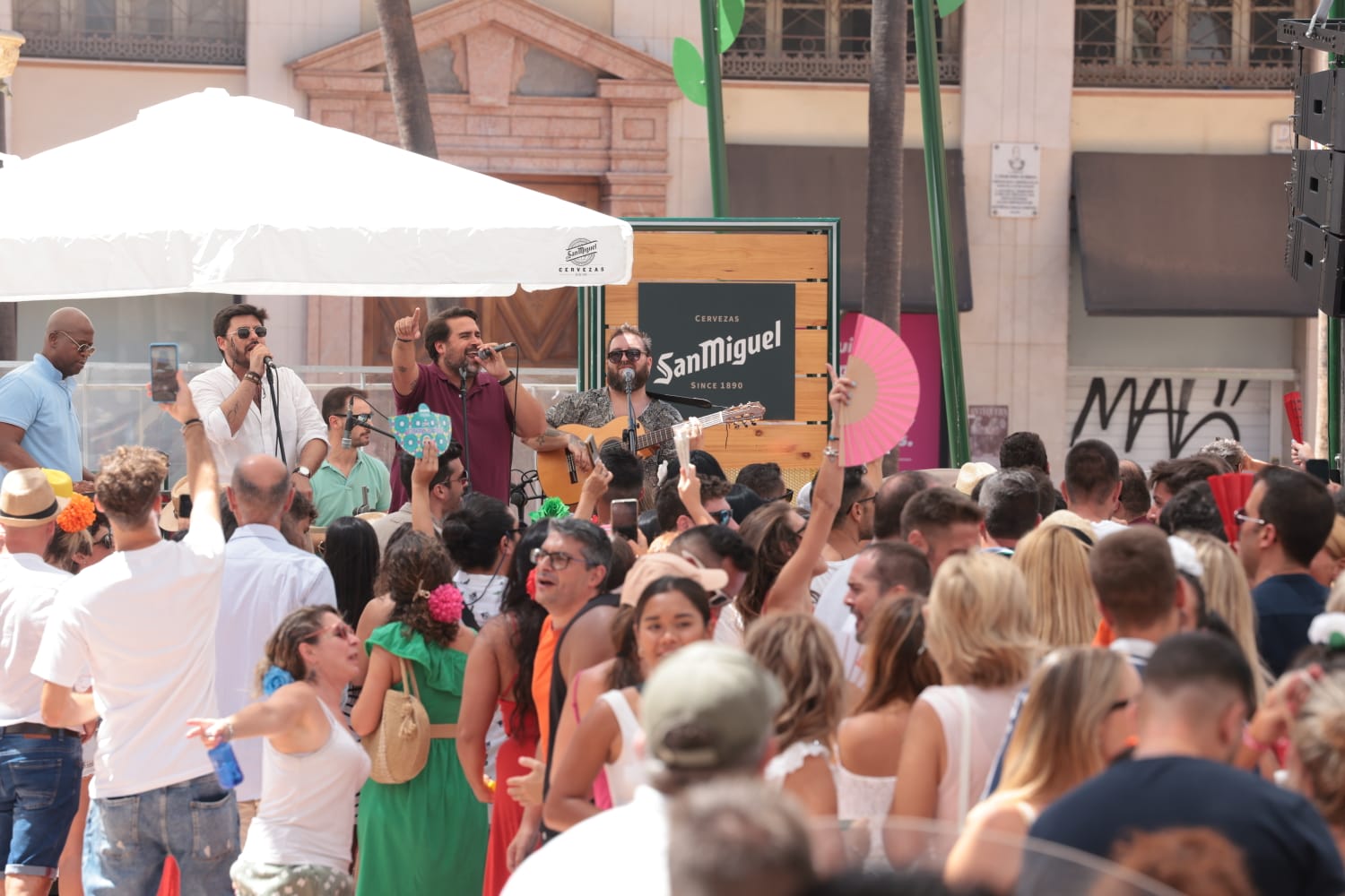 El lunes festivo vuelve a llenar la Feria de Málaga, donde sigue habiendo ganas de desquitarse del parón impuesto por la pandemia años atrás. 