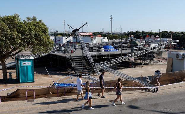 Imagen principal - Suspendidas por un desprendimiento las actuaciones en la zona joven del real de la feria de Málaga