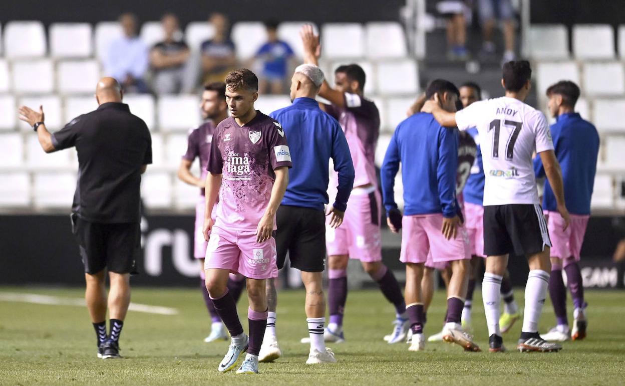 El jugador del Málaga, Aleix Febas, se retira del terreno de juego de El Plantío de Burgos decepcionado tras la derrota. 