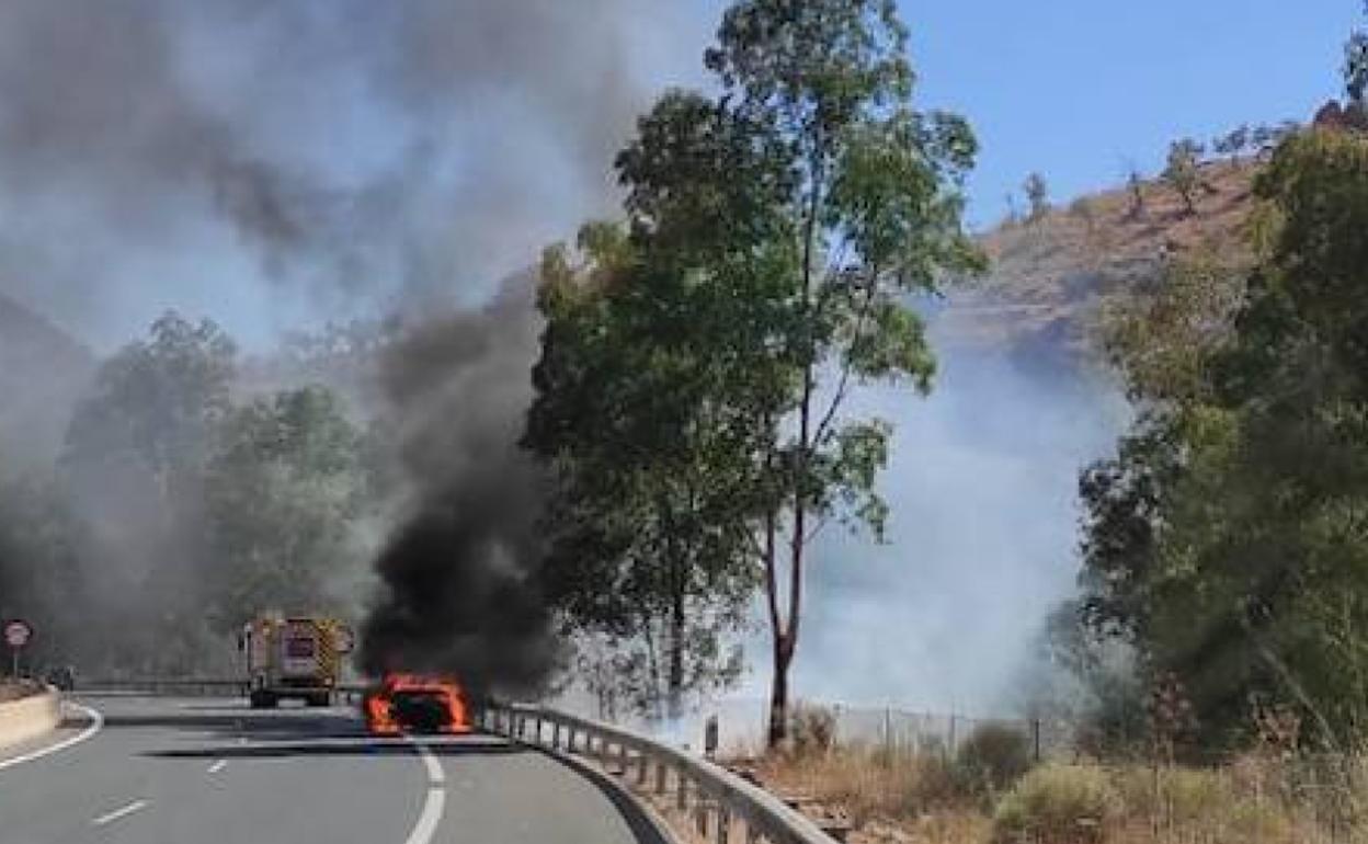 El vehículo que ha ardido en la carretera. 