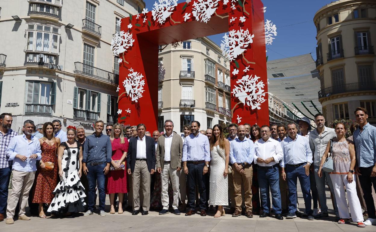 Juan Espadas, Luis Planas y Daniel Pérez, entre otros cargos y militantes socialistas, en la Feria. 