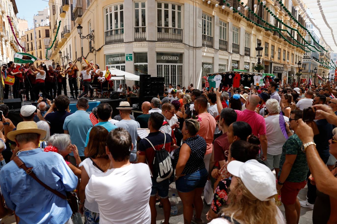 El calor no puede con las ganas de fiesta de malagueños y visitantes