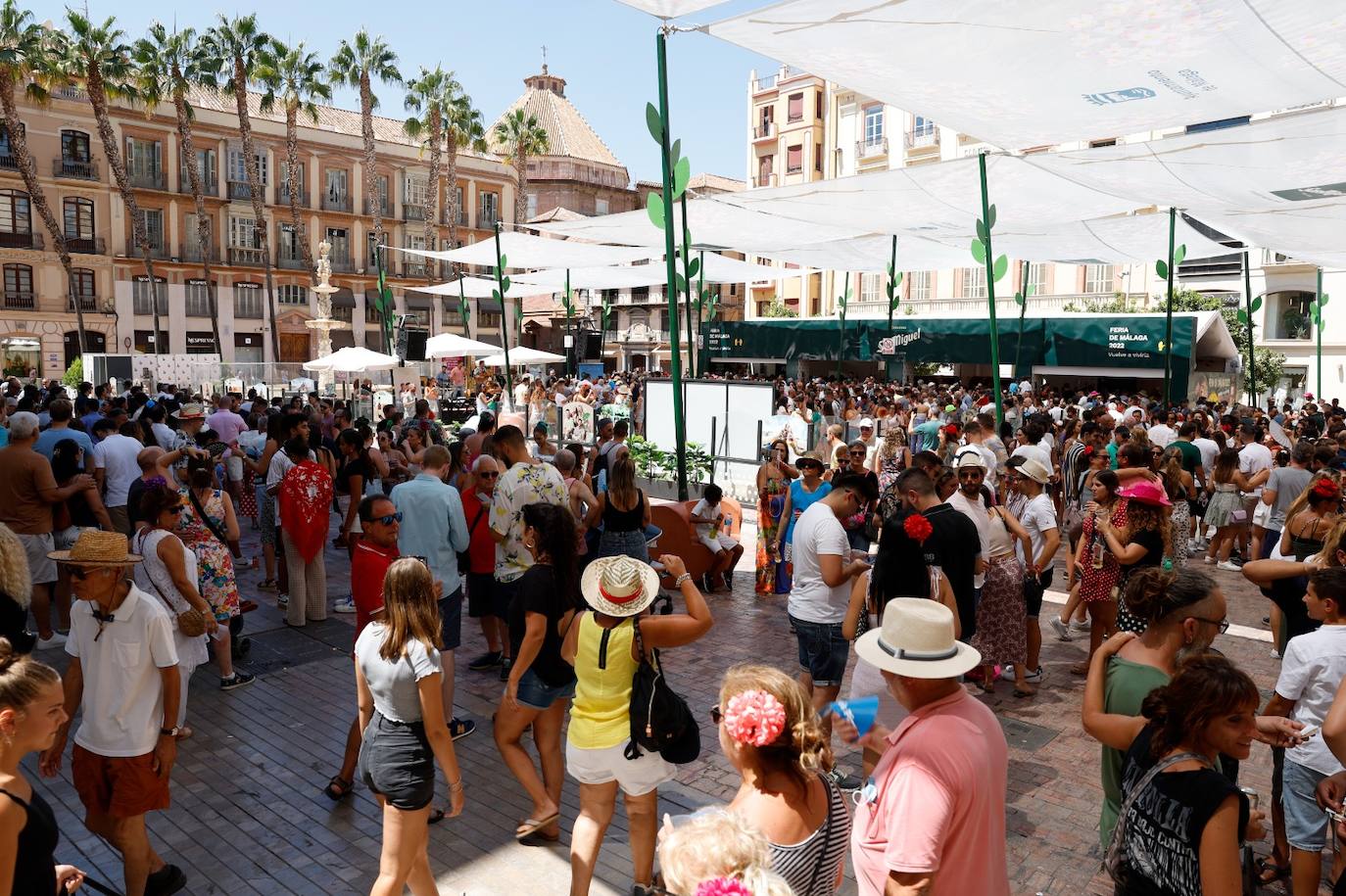 El calor no puede con las ganas de fiesta de malagueños y visitantes