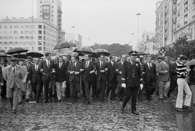 Las autoridades, entre otros el actual alcalde, Francisco de la Torre (entonces presidente de la Diputación), a la cabeza de la manifestación.