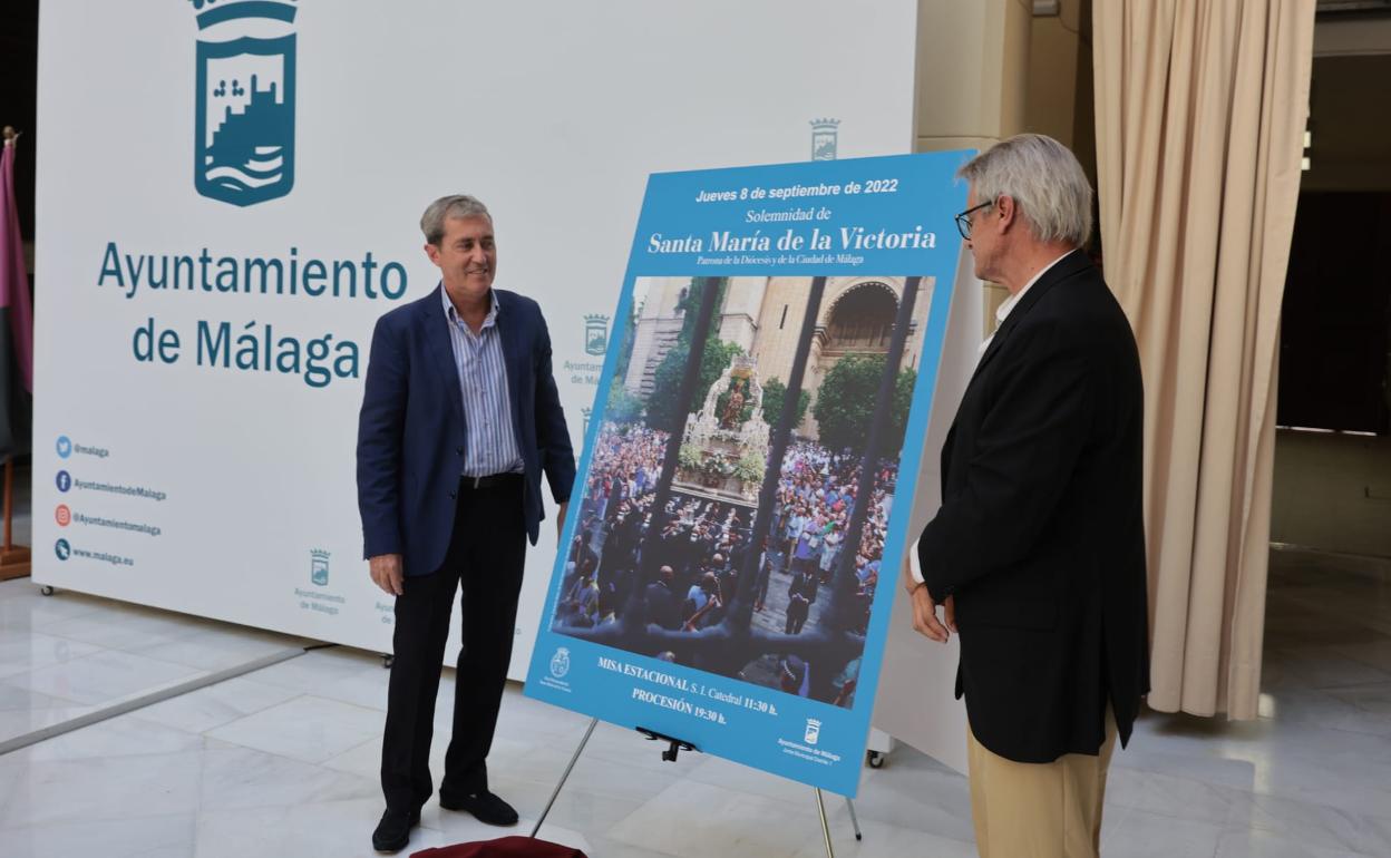 Esteban Bueno y Eduardo Nieto en la presentación del cartel este miércoles en el Ayuntamiento. 