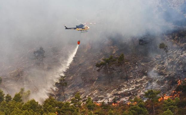 Un bombero ha resultado herido esta madrugada durante las labores de extinción del incendio de Bejís (Castellón).