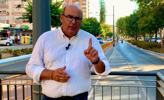 El portavoz del PP veleño, Jesús Lupiáñez, en la zona donde han comenzado las obras. 
