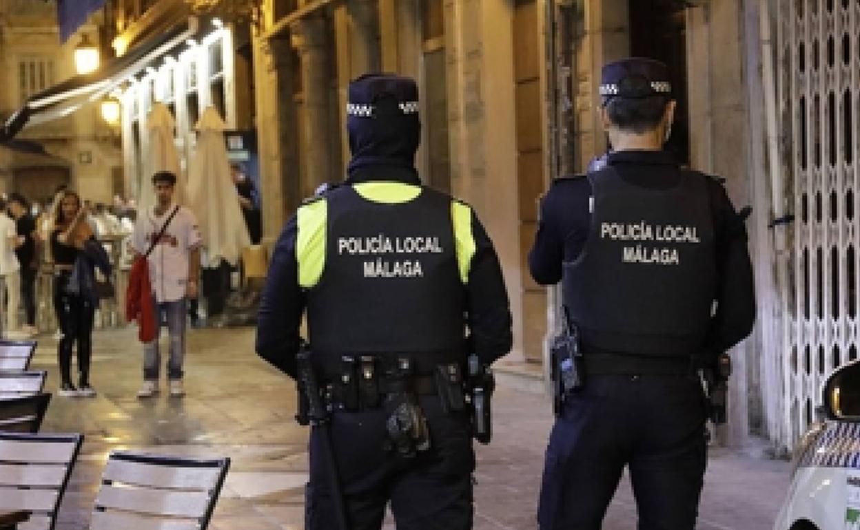 La Policía Local cierra un local del centro por vender bebidas al exterior en la Feria de Málaga