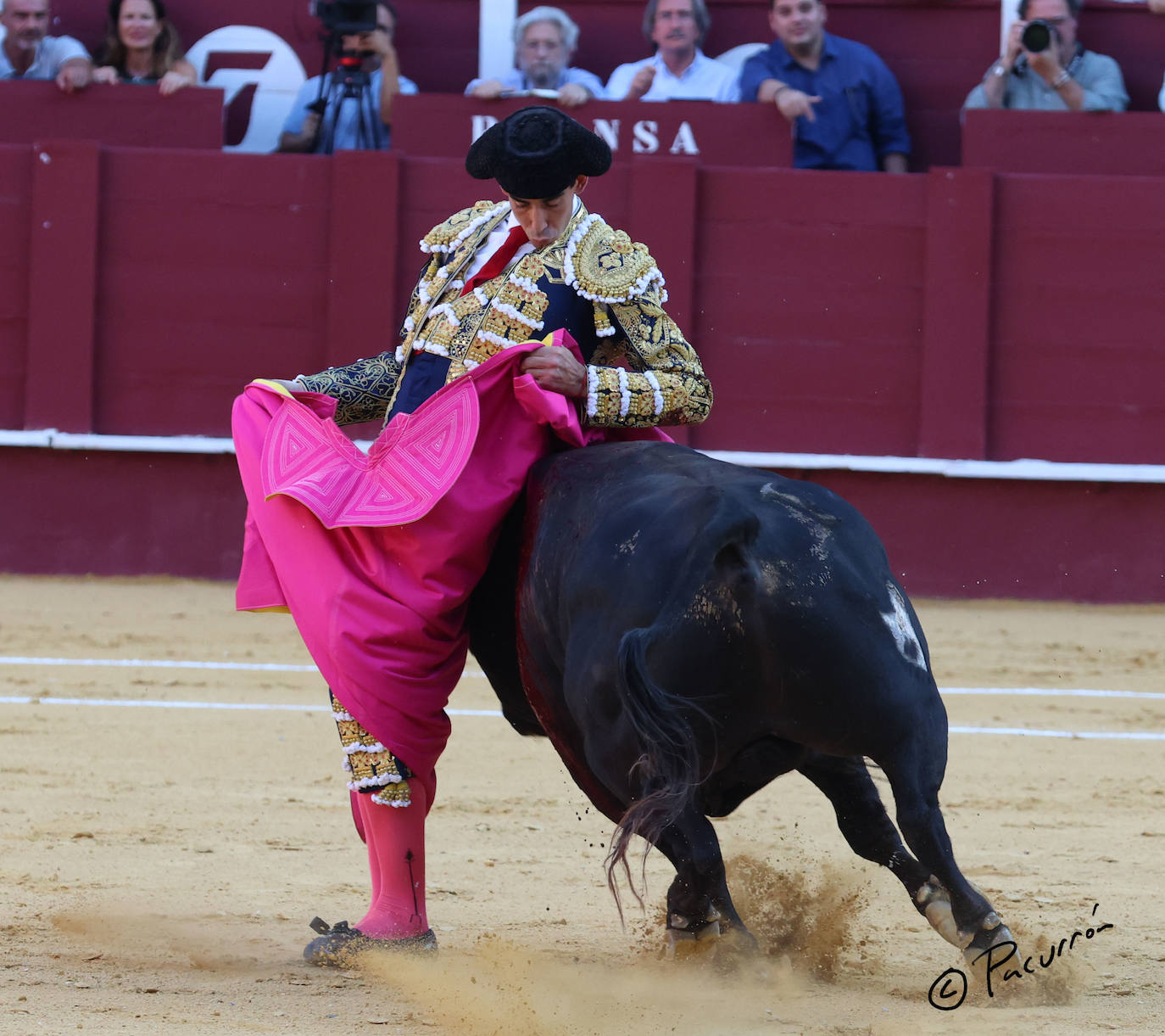 El torero malagueño quedó inconsciente en el ruedo tras un golpe en la cara al ser cogido de manera sobrecogedora. 