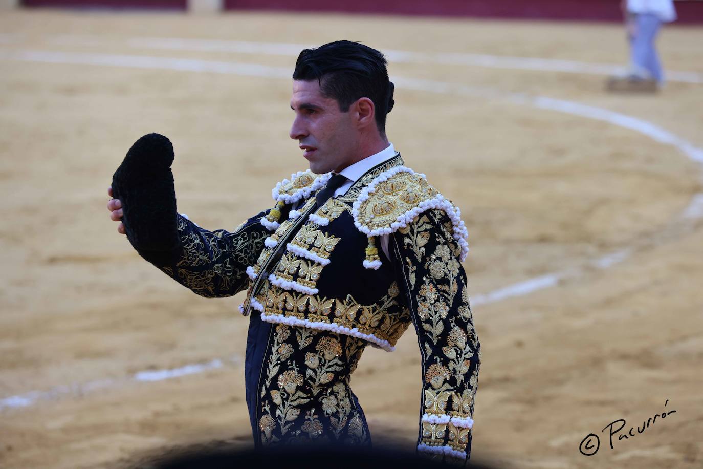 El torero malagueño quedó inconsciente en el ruedo tras un golpe en la cara al ser cogido de manera sobrecogedora. 