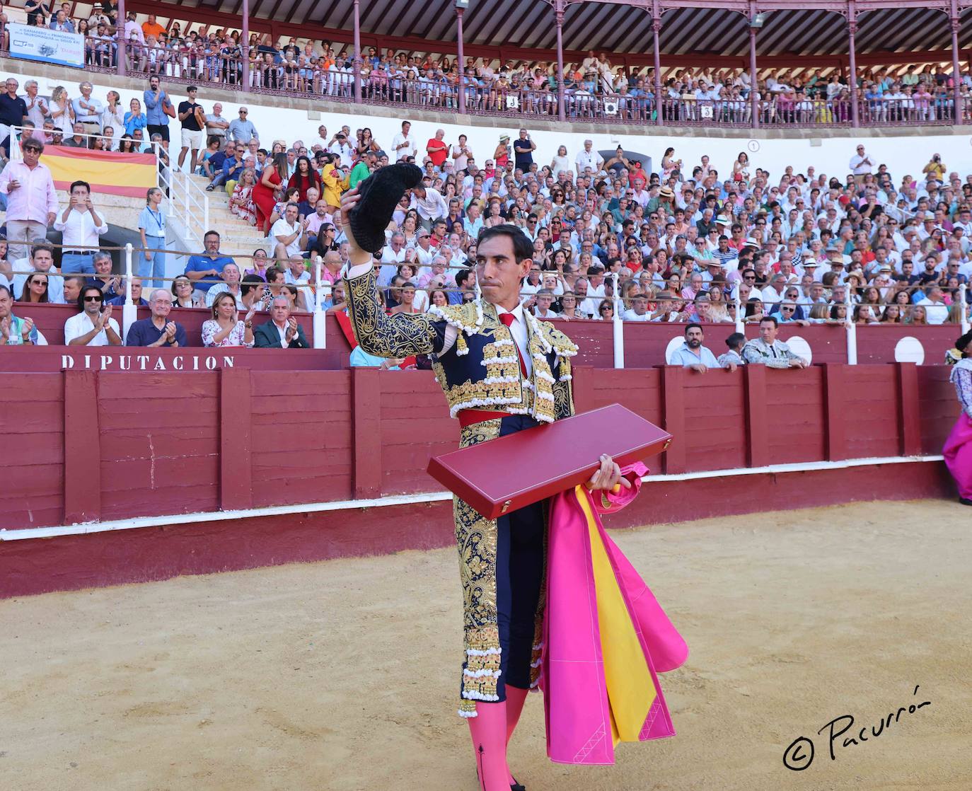 El torero malagueño quedó inconsciente en el ruedo tras un golpe en la cara al ser cogido de manera sobrecogedora. 